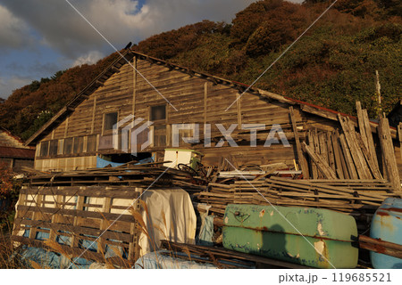 【風景写真】夕方　色づく　廃墟　函館市入舟町　秋・10月末　ちょっとセンチメンタル 119685521