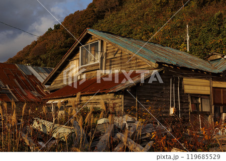【風景写真】夕方　色づく　廃墟　函館市入舟町　秋・10月末　ちょっとセンチメンタル 119685529