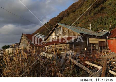 【風景写真】夕方　色づく　廃墟　函館市入舟町　秋・10月末　ちょっとセンチメンタル 119685530