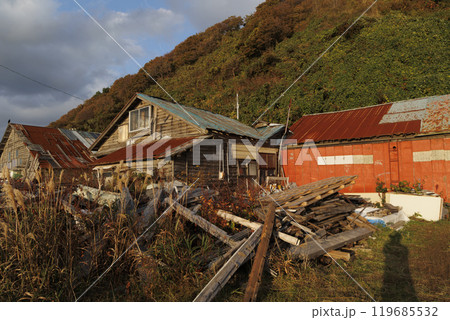 【風景写真】夕方　色づく　廃墟　函館市入舟町　秋・10月末　ちょっとセンチメンタル 119685532