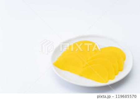お皿に載ったたくあん 119685570