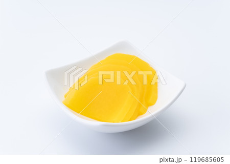 小鉢に盛り付けたたくあん 119685605