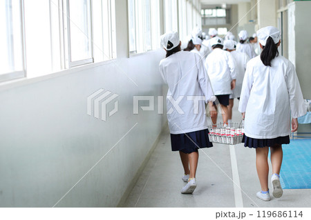 小学校、給食、配膳 小学校、給食、配膳 119686114