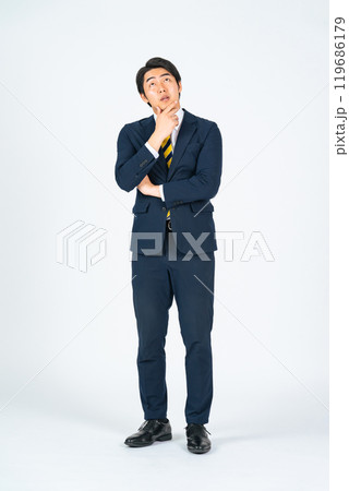 考える若い男性ビジネスパーソンの全身写真 考える若い男性ビジネスパーソンの全身写真 119686179