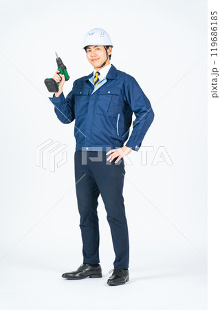 電動工具を持った男性作業員の全身写真 電動工具を持った男性作業員の全身写真 119686185