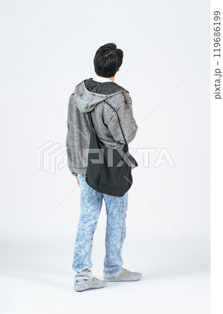 歩くカジュアルウェアの男性の後ろ姿の全身写真 119686199
