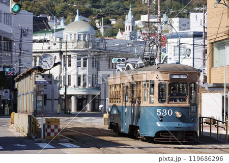 【運転手歩行者マスコットぼかし済・函館市電】十字街電停 往来する路面電車 【運転手歩行者マスコットぼかし済・函館市電】十字街電停 往来する路面電車 119686296