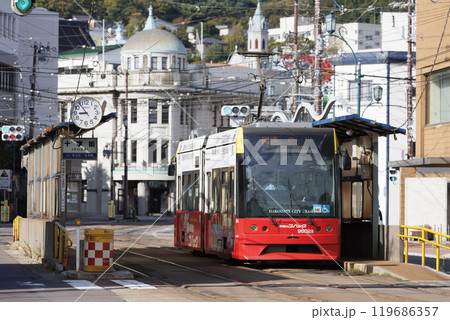 【運転手歩行者マスコットぼかし済・函館市電】十字街電停　往来する路面電車 119686357