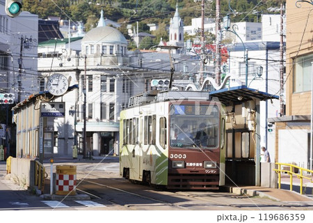 【運転手歩行者マスコットぼかし済・函館市電】十字街電停　往来する路面電車 119686359