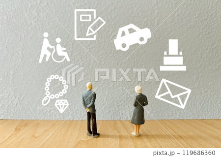 高齢夫婦が就活や相続を考えるイメージ 119686360