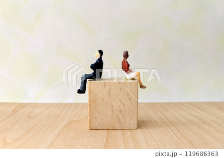 背中合わせに座る男女 119686363