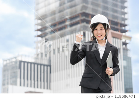 土木女子 スーツにヘルメット被ってガッツポースしている若い女性 施工管理者 現場監督 土木女子 スーツにヘルメット被ってガッツポースしている若い女性 施工管理者 現場監督 119686471