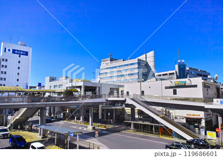 神奈川県藤沢市、快晴の藤沢駅南口の景観 119686601