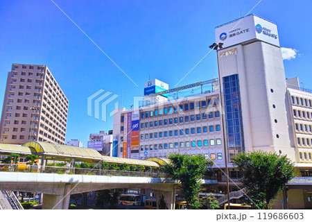 神奈川県藤沢市、快晴の藤沢駅南口から江の島電鉄の藤沢駅方面の景観 119686603