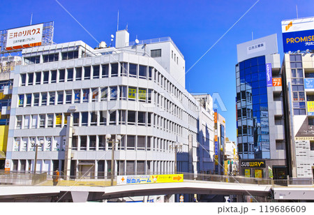 神奈川県藤沢市、藤沢駅南口の東側の繁華街の景観 119686609