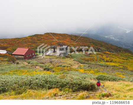 ガスと紅葉の月山姥ヶ岳コース 119686658