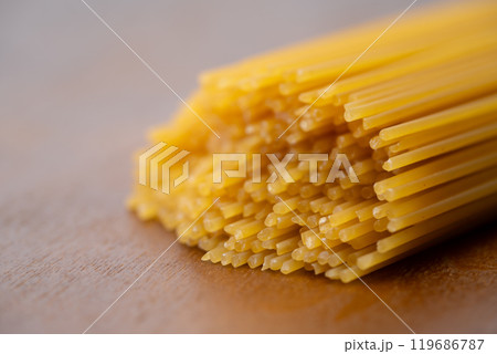 スパゲッティパスタの乾麺のクローズアップ スパゲッティパスタの乾麺のクローズアップ 119686787