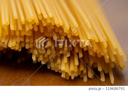 スパゲッティパスタの乾麺のクローズアップ 119686791