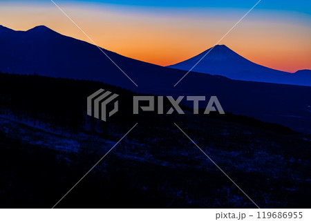 長野 霧ケ峰高原から望む富士山のシルエット 冬の早朝 長野 霧ケ峰高原から望む富士山のシルエット 冬の早朝 119686955