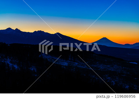 長野 霧ケ峰高原から望む富士山のシルエット　冬の早朝 119686956