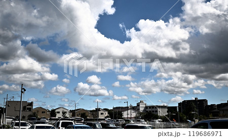 青空と住宅街 119686971