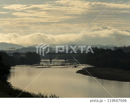 雲に覆われた二上山と大和川沿いの景色 雲に覆われた二上山と大和川沿いの景色 119687086