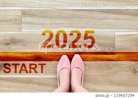 2025年の新年にスタートする人の足元 119687294