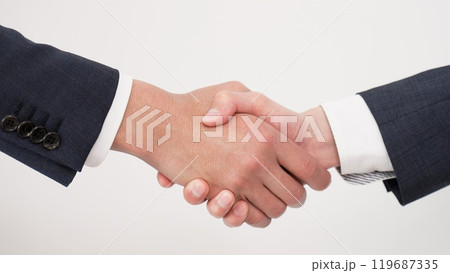 ミーティングで握手をするビジネスマン 119687335