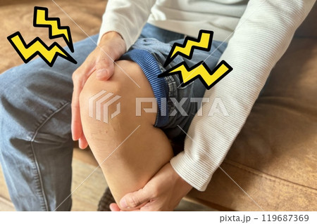 ひざがピリピリと痛い男性の足 ひざがピリピリと痛い男性の足 119687369