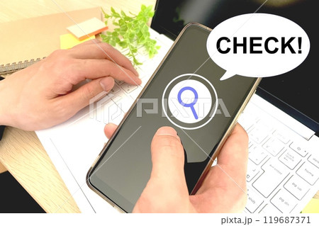 スマホでチェックする人の手元 スマホでチェックする人の手元 119687371