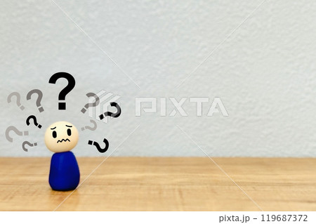 たくさんのはてなマークと困る人 たくさんのはてなマークと困る人 119687372