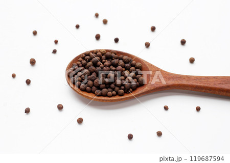 Allspice or Jamaica pepper, myrtle pepper 119687594