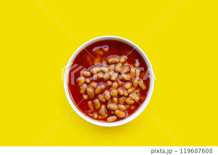 Baked beans in tomato sauce 119687608