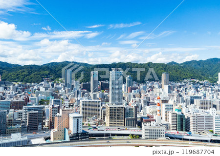 ポートタワーから見た六甲山と神戸 119687704