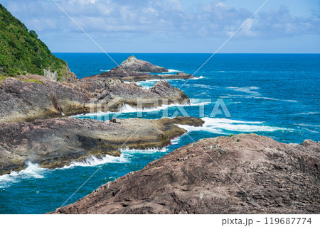 日向灘の美しい青い海と青い大空 白い波 日向灘の美しい青い海と青い大空 白い波 119687774