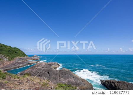 日向灘の美しい青い海と青い大空 白い波 日向灘の美しい青い海と青い大空 白い波 119687775