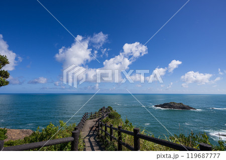 日向岬展望台の遊歩道から見える絶景海岸の青い空と青い海 海に映る白い雲 日向岬展望台の遊歩道から見える絶景海岸の青い空と青い海 海に映る白い雲 119687777