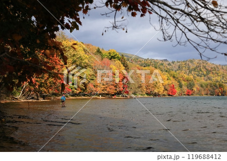 屈斜路湖 紅葉の湖畔でヒメマスを狙う釣り人 屈斜路湖 紅葉の湖畔でヒメマスを狙う釣り人 119688412