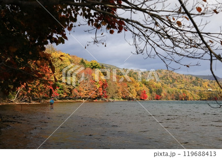 屈斜路湖 紅葉の湖畔でヒメマスを狙う釣り人 屈斜路湖 紅葉の湖畔でヒメマスを狙う釣り人 119688413
