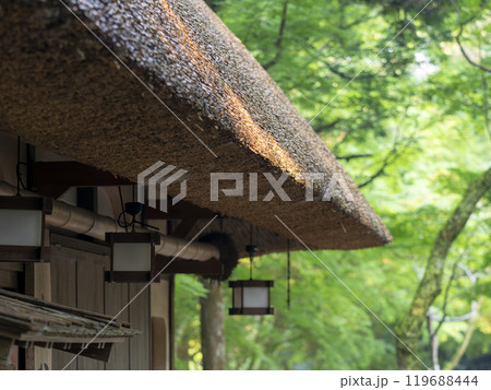 茅葺き屋根と吊り燈籠 茅葺き屋根と吊り燈籠 119688444