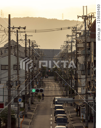 朝焼けに照らされた早朝の街並み 119688480