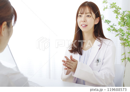 親身になって患者の相談を聞く女性医師 119688573