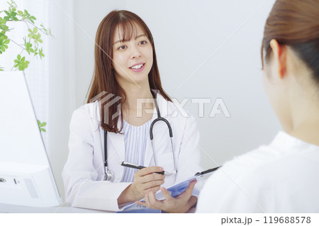 親身になって患者の相談を聞く女性医師 119688578