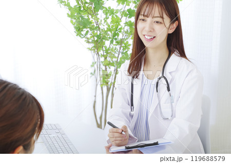 親身になって患者の相談を聞く女性医師 親身になって患者の相談を聞く女性医師 119688579