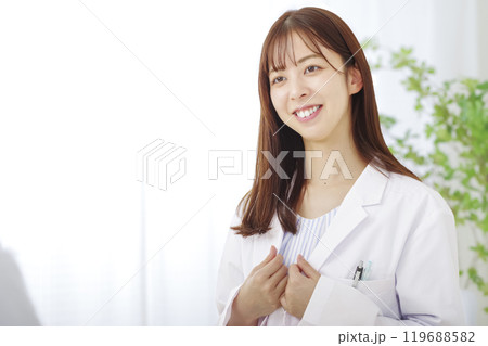 親身になって患者の相談を聞く女性医師 119688582
