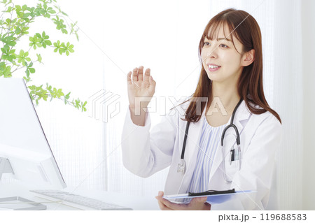 親身になって患者の相談を聞く女性医師 119688583