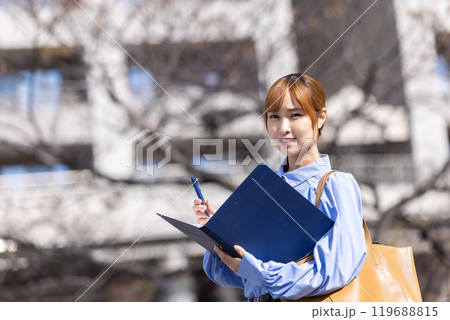 ファイルを持った笑顔のビジネスウーマン　Business 119688815