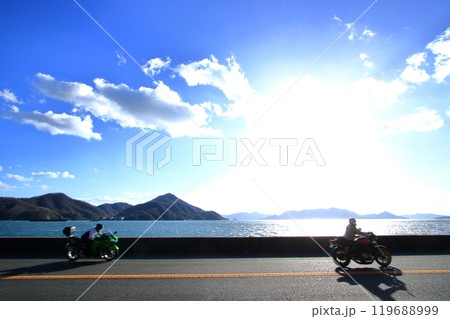 潮風を感じながら 海辺の道を走るバイカー 潮風を感じながら 海辺の道を走るバイカー 119688999