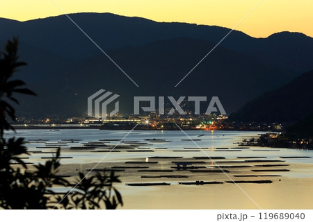 夕暮れ時の瀬戸内海に浮かぶ たくさんの牡蠣筏 夕暮れ時の瀬戸内海に浮かぶ たくさんの牡蠣筏 119689040