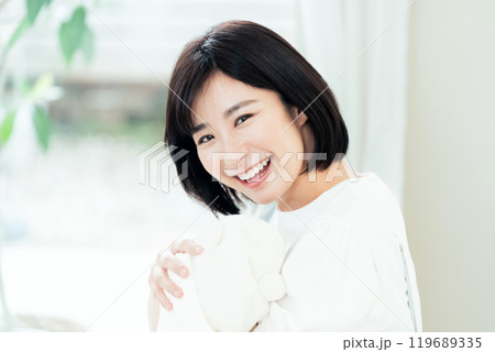 赤ちゃんを抱く女性 119689335